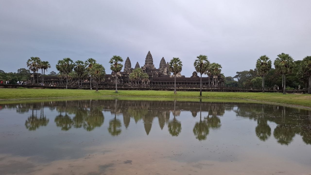 BEYOND THE MEKONG RIVER & ANGKOR
WAT TEMPLE : BIKE, HIKE & KAYAK
ADVENTURE